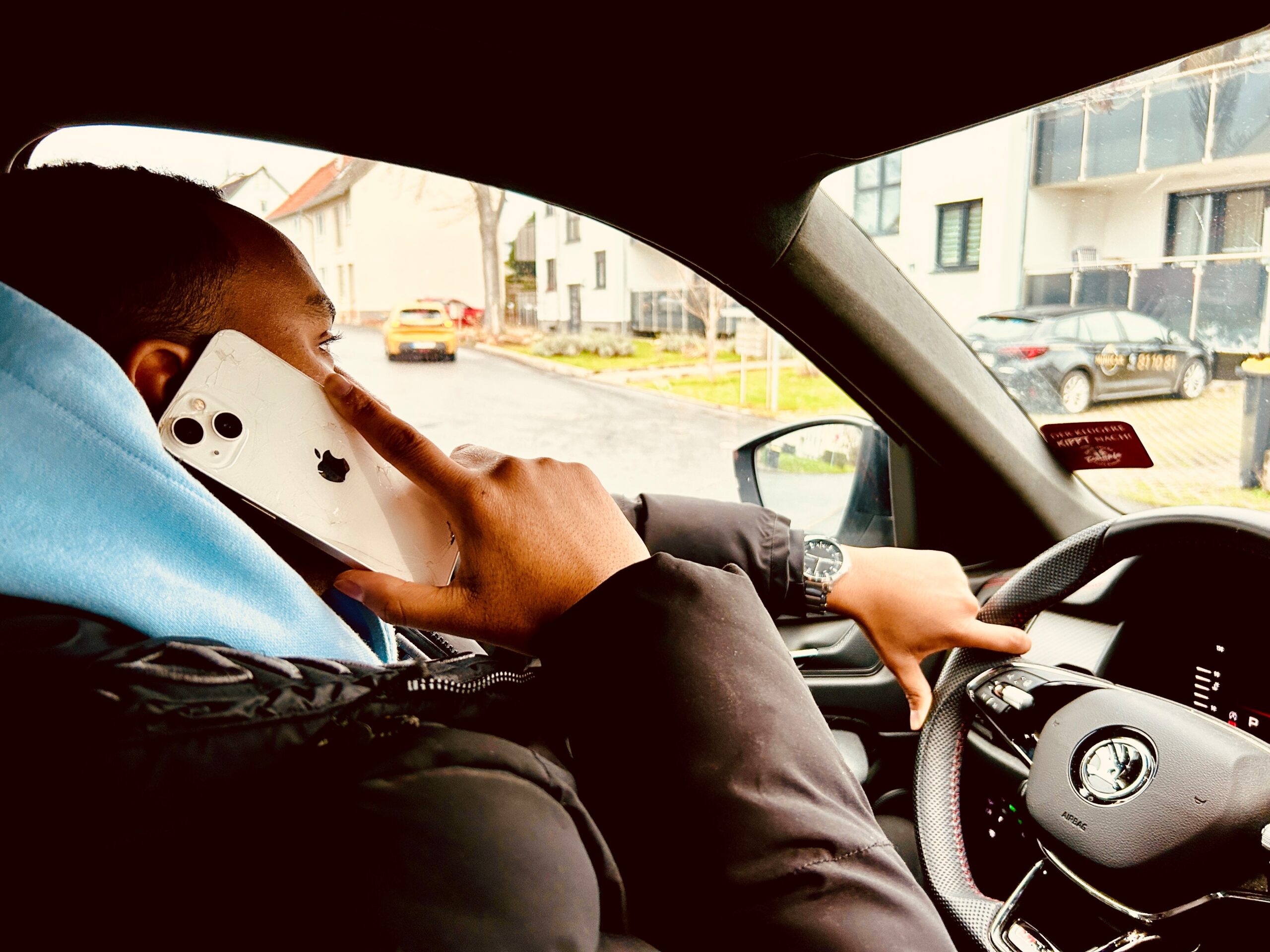 ein Mann telefoniert mit einem Handy am Steuer
