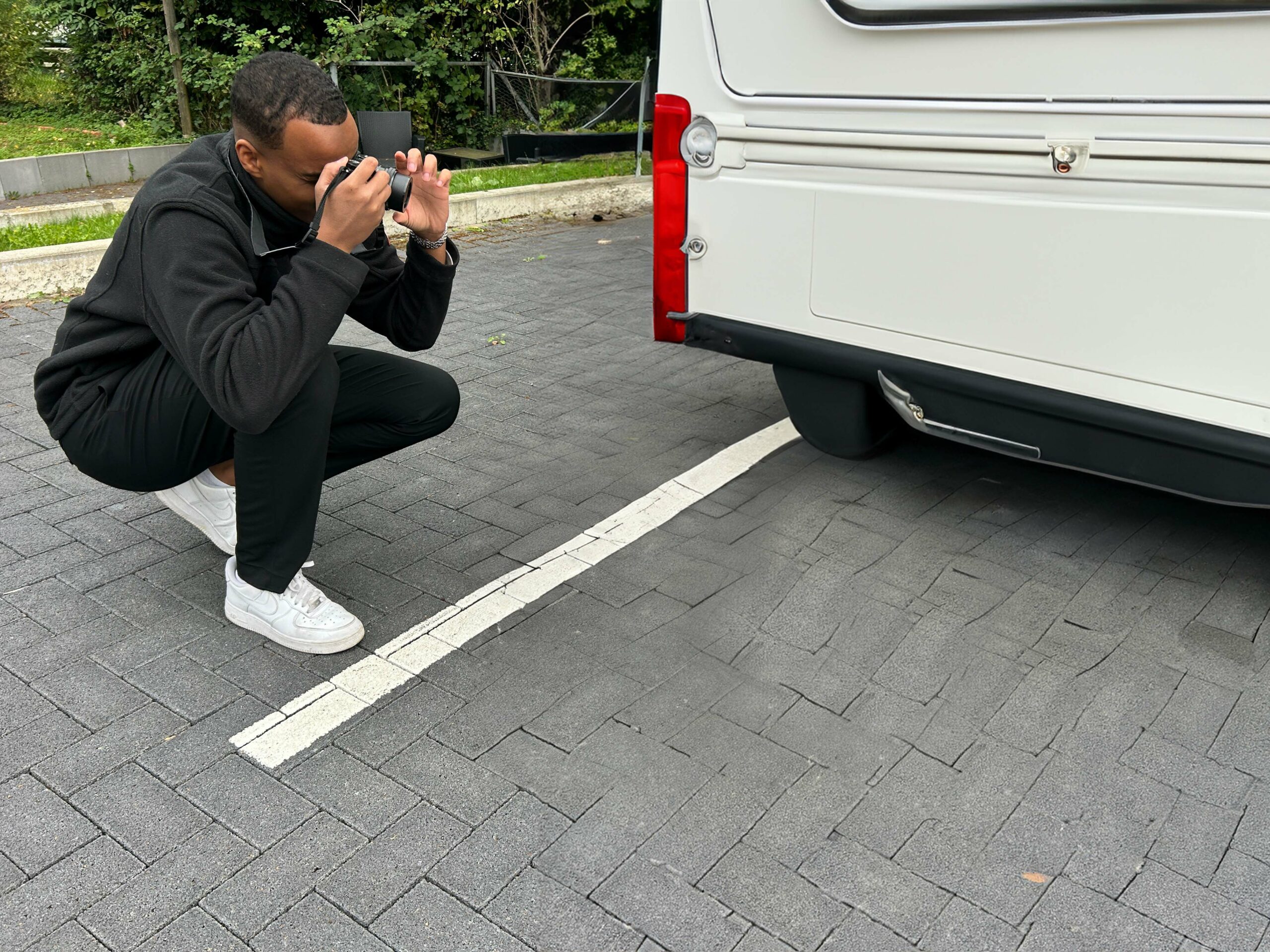 Caravan begtuachtung kassel ein Gutachter fotografiert ein Wohnmobil