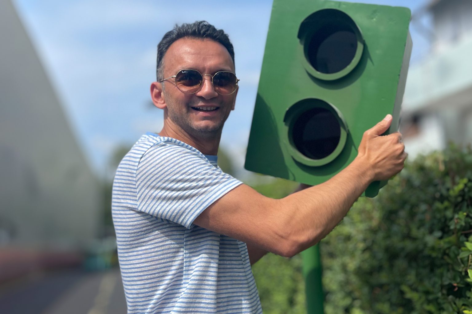 Ein Mann hält einen Blitzer in der Hand