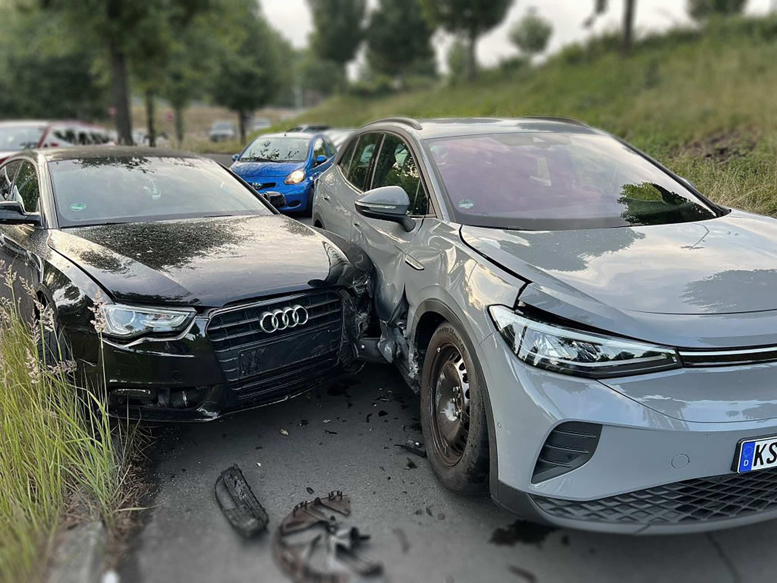 Ein Autounfall mit zwei Fahrzeugen