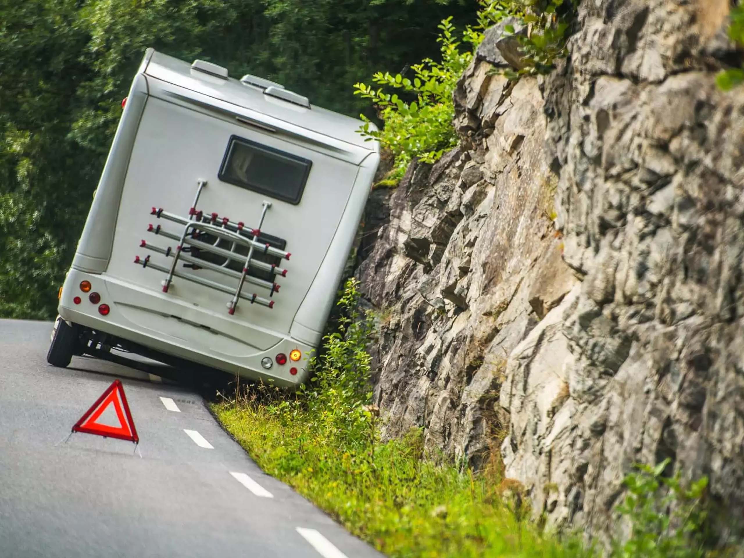 Ein Wohnmobil hat ein Unfall und steht auf der Straße