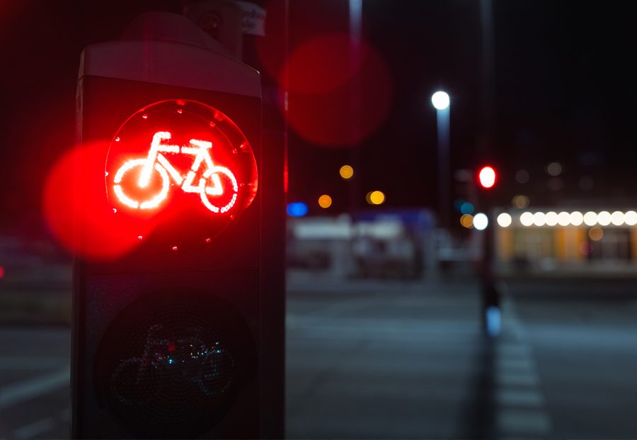 In der Nacht steht eine Ampel auf rot