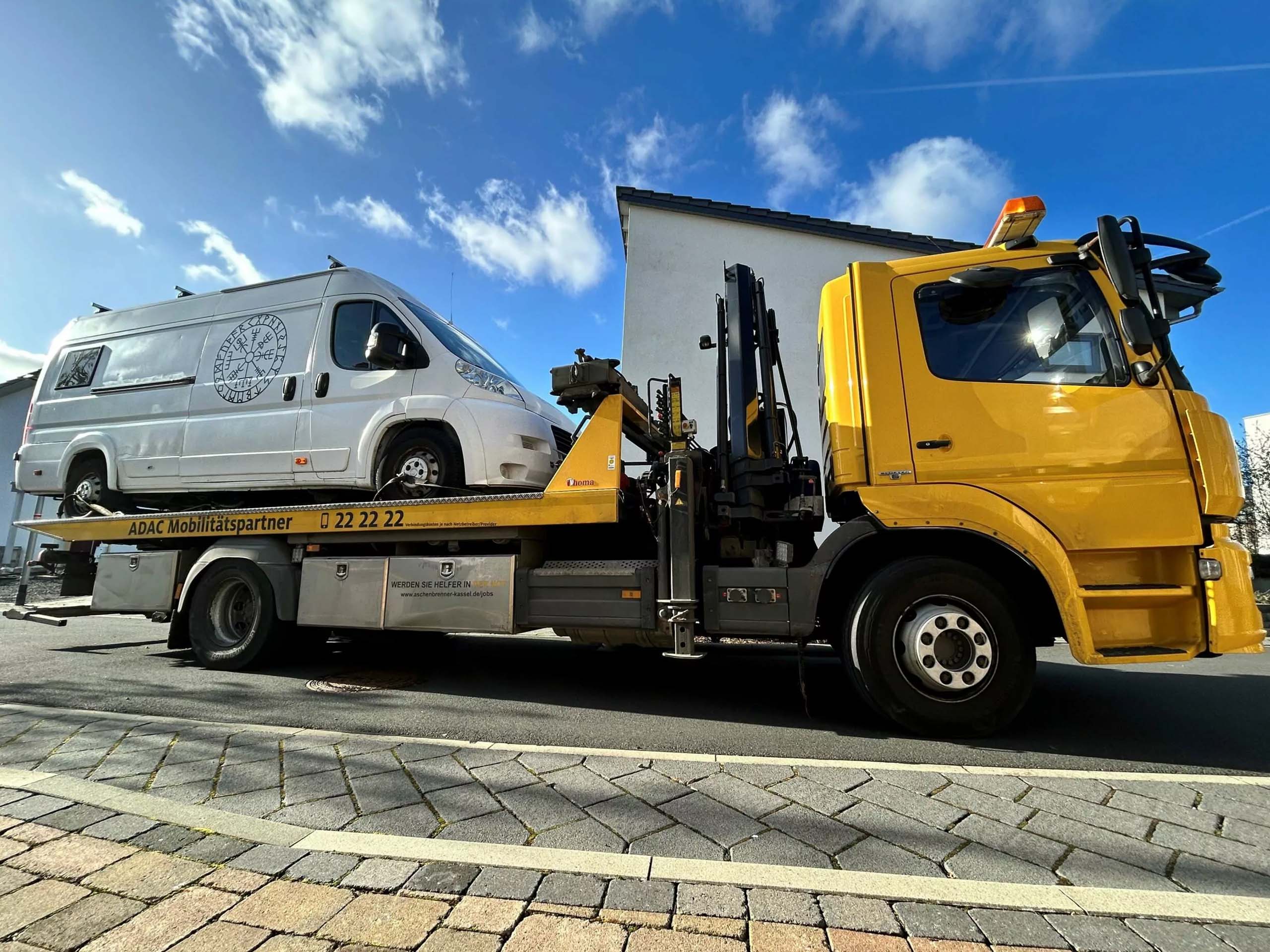 Ein ADAC Fahrzeug schleppt einen Transporter ab